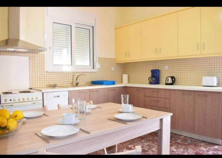 Marble Cool 2-Bedroom Down Town Yard House Kissamos Bagian luar foto